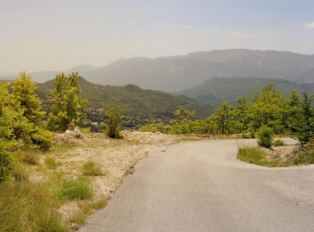 Landstraße in der Bergregion Tzoumerka Epirus Griechenland