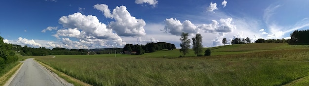 Foto landstraße über das feld