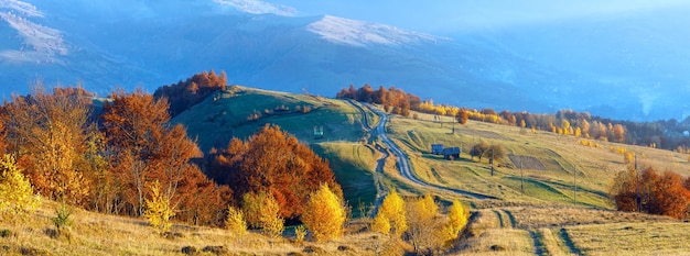 Landstraße und bunte Bäume am Herbstberghang.