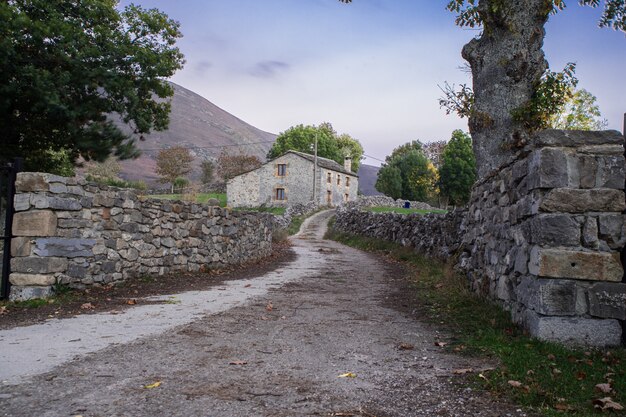 Landstraße zu einem schönen Steinhaus