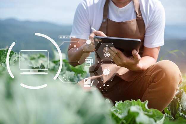 Landtechnik-Landwirt mit Tablet-Computer, der Daten und Morgenbildsymbol analysiert