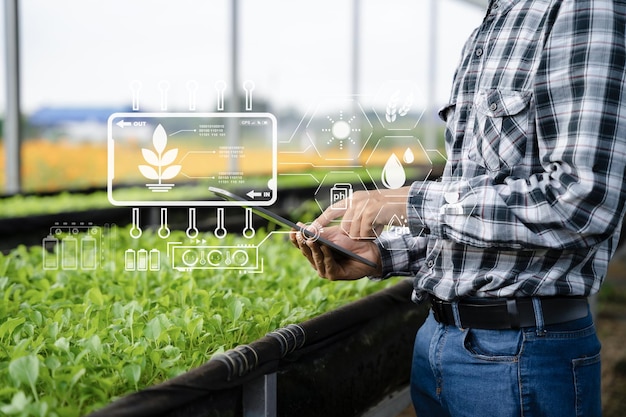 Landtechnik-Landwirt nutzt Tablet-Computer und Smartphone, analysiert Daten und Morgenbild-Symbol