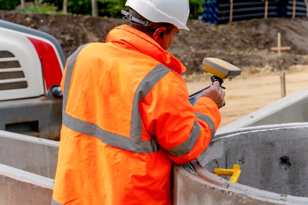 Landvermesser Bauingenieur auf der Baustelle des neuen Straßenbaus