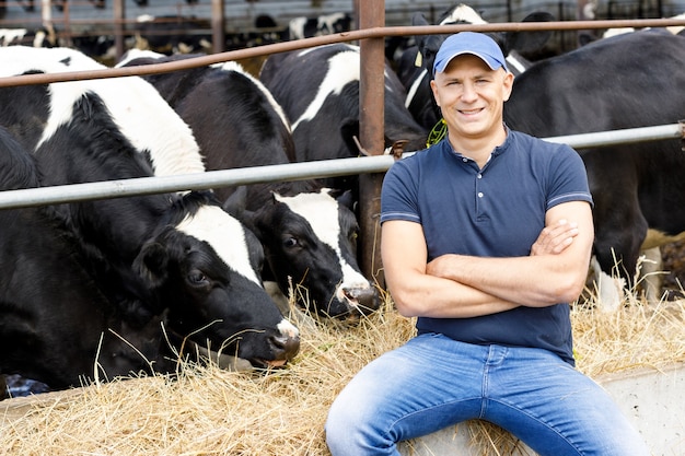 Landwirt auf dem Bauernhof mit Milchkühen