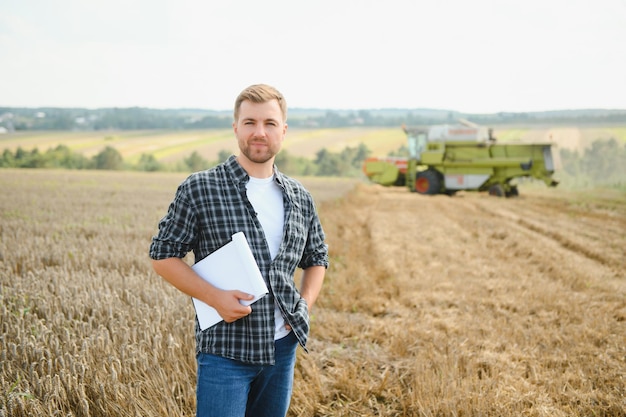 Landwirt, Der Bei Der Ernte Im Weizenfeld Steht