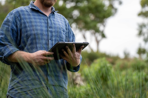 Landwirt, der Boden hält, nimmt eine Bodenprobe für eine Bodenprüfung auf einem Feld. Prüfung der Kohlenstoffbindung und der Pflanzengesundheit in Australien