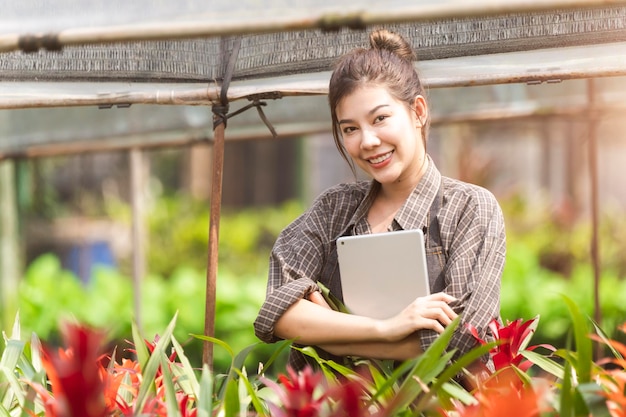 Foto landwirt, der tablet-computer verwendet, um daten zu analysieren und die qualität zu prüfen