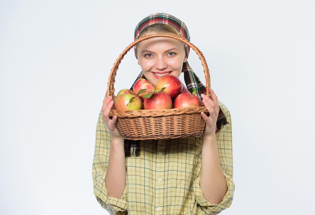 Foto landwirt gärtner apfelernte mädchen gärtner rustikalen stil halten apfel weißen hintergrund gesundheitsversorgung und vitamin-ernährung perfekter apfel lebensmittelgeschäft beginnen sie apfel-diät frau mag natürliche früchte