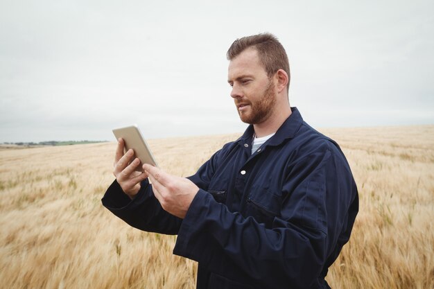 Landwirt mit digitalem Tablet im Feld