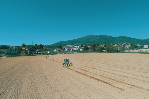 Landwirt sät Aussaat auf dem Feld Aussaat ist der Vorgang des Einpflanzens von Samen in den Boden Drohnenfoto