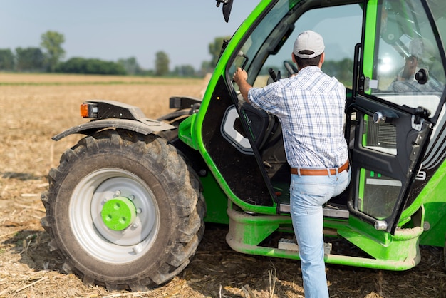 Landwirt steigt in seinen Traktor