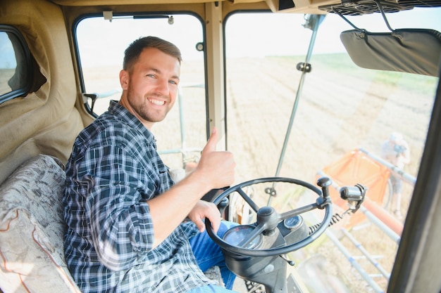 Landwirt steuert den Mähdrescher