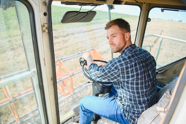 Landwirt steuert den Mähdrescher