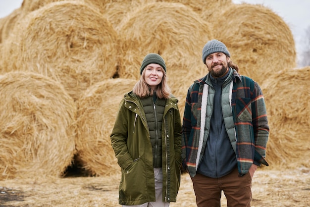 Landwirte bereiten Heu für Vieh vor