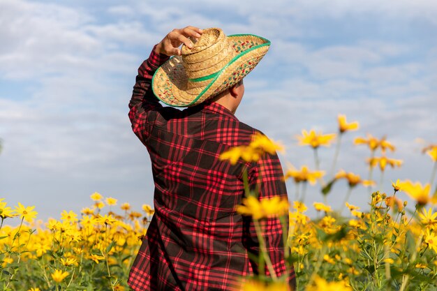 Landwirte inspizieren die sonnige sommerblumenfarm.