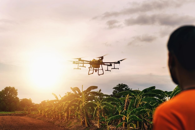 Foto landwirte verwenden fliegende drohnen-sprühmedizin in der landwirtschaft