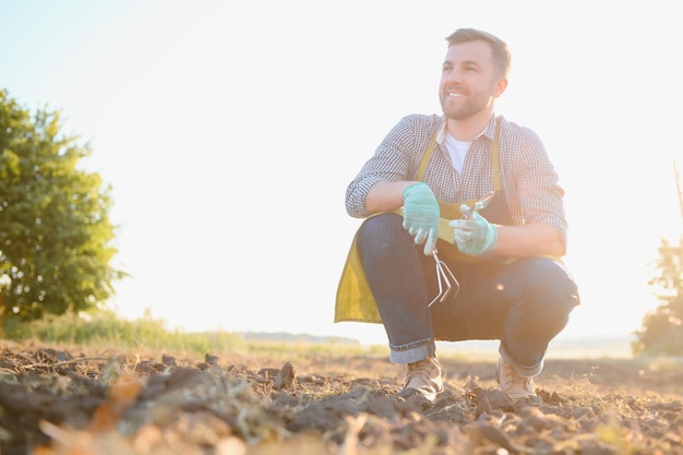 Landwirtschaft Bauer mit einer Schaufel im Feldgeschäft Boden Sonne Naturprodukte ernten