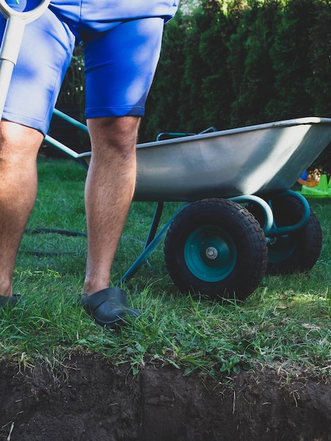 Landwirtschaft Gartenarbeit Landwirtschaft und Menschen Konzept Mann mit Schaufel Graben Garten oder Bauernhof