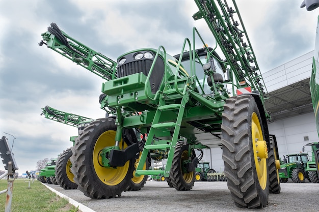 Landwirtschaftliche Erntemaschinen kombinieren.