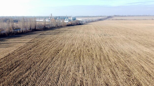 Landwirtschaftliche Industrielandschaft Gepflügtes Feld, das trockenen Weizenaufzug erntet