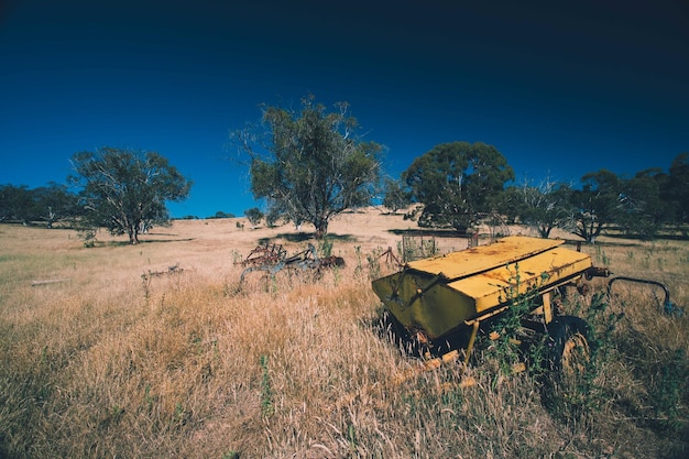 Landwirtschaftliche Maschinen auf dem Feld vor klarem blauen Himmel