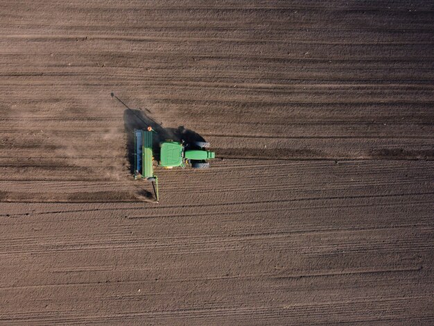 Landwirtschaftlicher Traktor pflügt Bodenfeld zur Aussaat