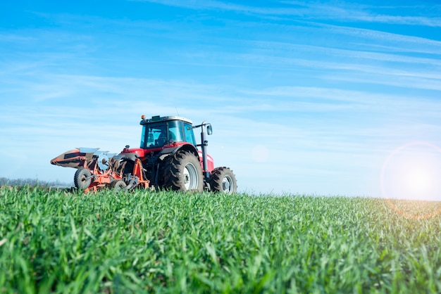 Landwirtschaftliches Maschinenanbaufeld des Traktors