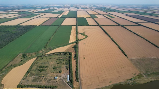 Landwirtschaftsdorf mit einem Fluss und Weizen- und Maisfeldern in den fruchtbaren Ländern Russlands