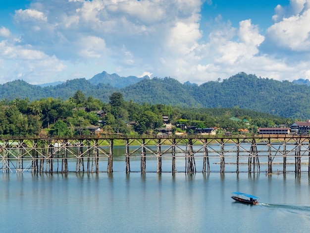 lange alte Holzbrücke in Sangklaburi Kanchanaburi Provinz Thailand