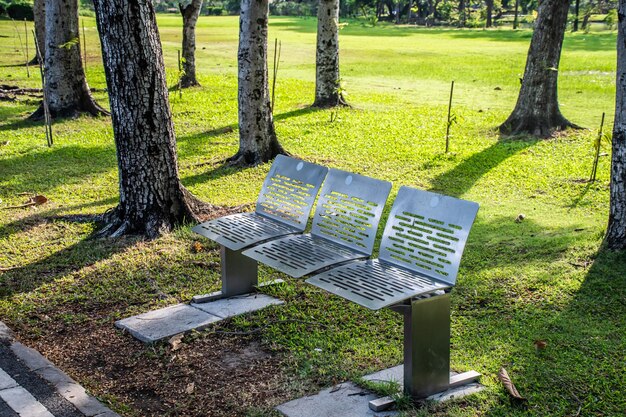 Lange Bank im Park