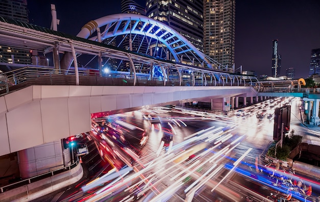 Lange Belichtung des Verkehrs nachts, Bangkok Thailand