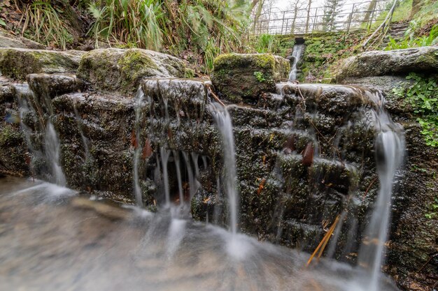 Foto lange belichtung eines wasserfalls im ninesprings country park in yeovil in somerset