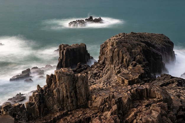 Lange Belichtung von den Wellen, die das Seeufer schlagen. Tojinbo Cliff, Präfektur Fukui, Japan