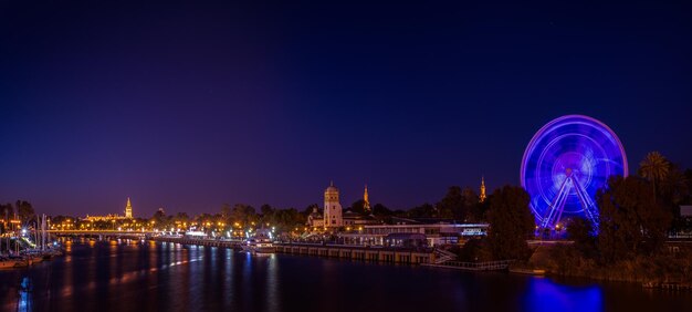 Lange belichtungsnachtansicht der stadt sevilla