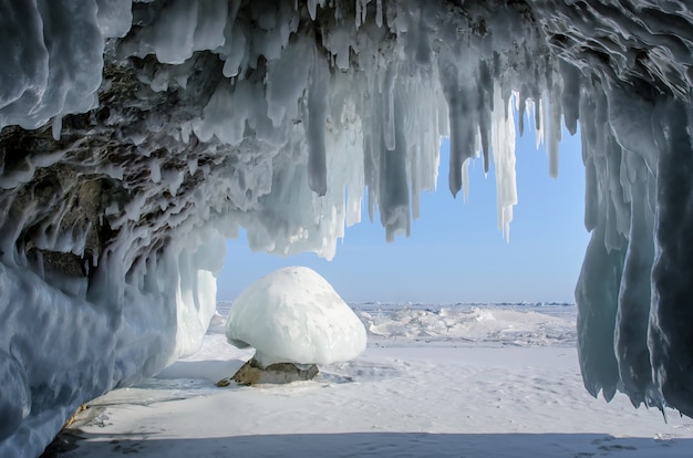 Lange blaue Eiszapfen in der Eishöhle an den Küstenklippen.