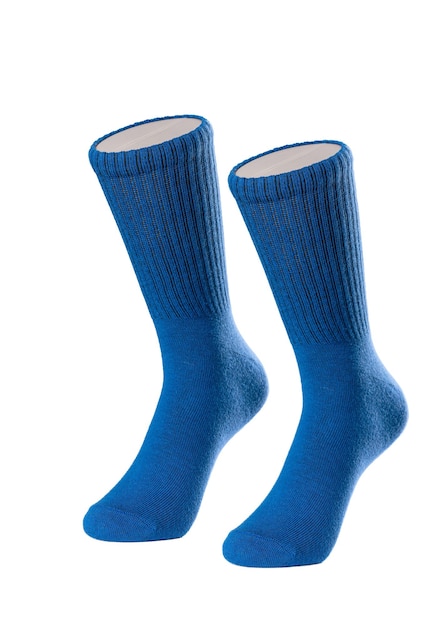 Lange blaue Socken auf einem weißen isolierten Hintergrund