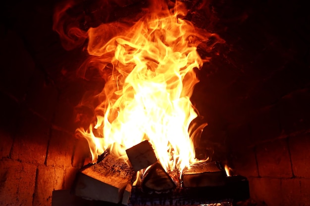 Foto lange flammenzungen brennenden feuers