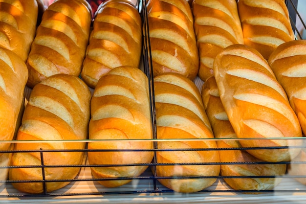 Lange Laibe in einem Regal im Supermarkt