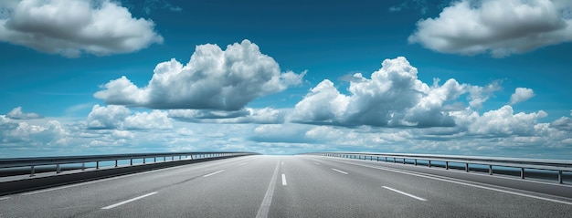Lange leere Autobahn, die sich in den blauen Himmel erstreckt