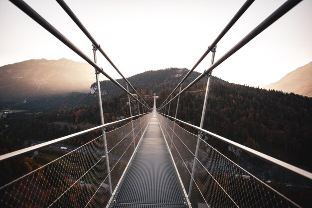 Foto lange leere fußgängerbrücke vor klarem himmel bei sonnenaufgang