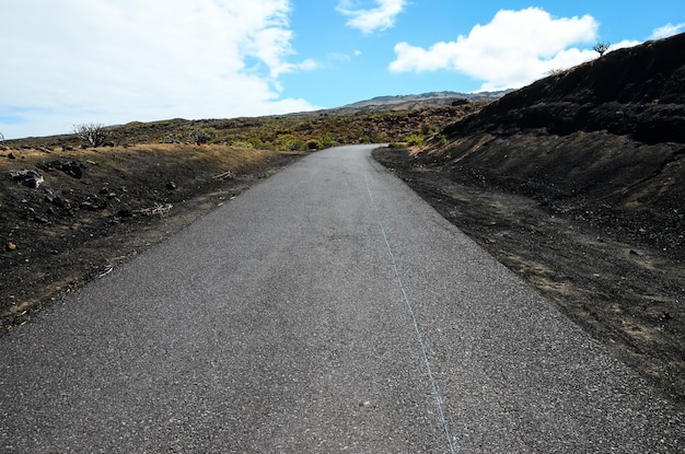 Lange leere Wüste Asphaltstraße in El Hierro Kanarische Inseln Spanien