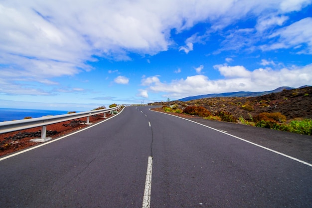 Lange leere Wüste Asphaltstraße in El Hierro Kanarische Inseln Spanien