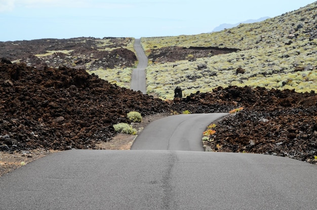 Lange leere Wüste Asphaltstraße in El Hierro Kanarische Inseln Spanien