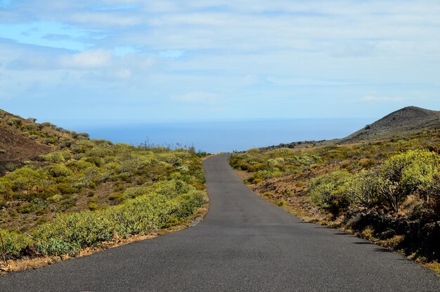 Lange leere Wüste Asphaltstraße in El Hierro Kanarische Inseln Spanien