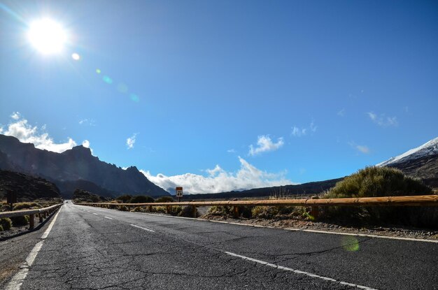 Lange leere Wüsten-Asphaltstraße auf den Kanarischen Inseln Spanien