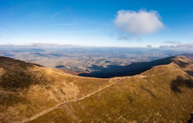 Lange Pfade entlang der Berge unter blauem Himmel