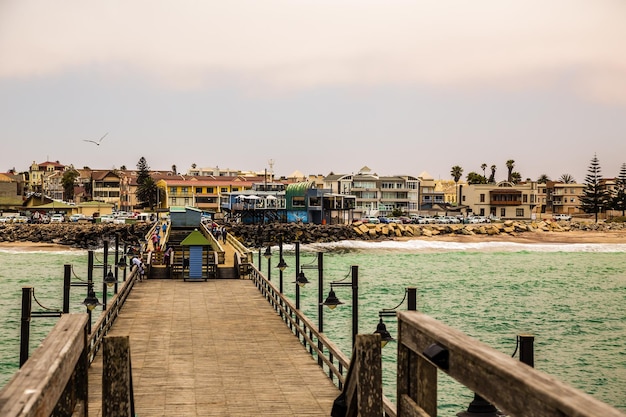 Lange Pier zu Fuß Menschen Wohnhäuser an der Küste der deutschen Kolonialstadt Swakopmund Namibia