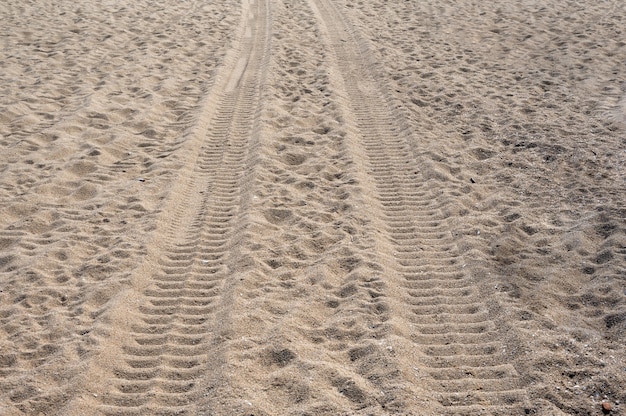 Lange Reifenspuren am Strand