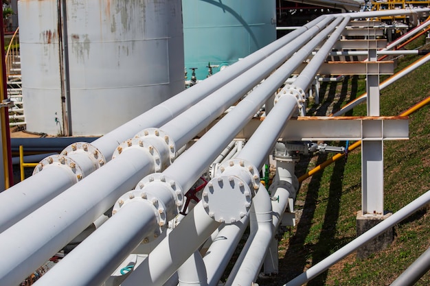 Lange Stahlrohre und Flansch in der Rohölfabrik während der Raffinerie Petrochemieindustrie in der Gasbrennerei