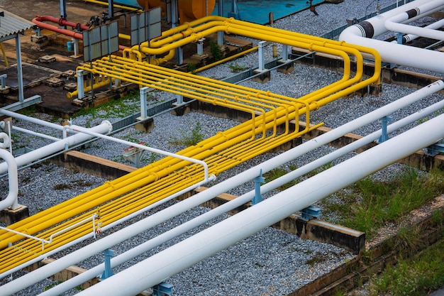 Lange Stahlrohre und Rohrkrümmer in der Stationsölfabrik während der Raffinerie-Petrochemie-Industrie